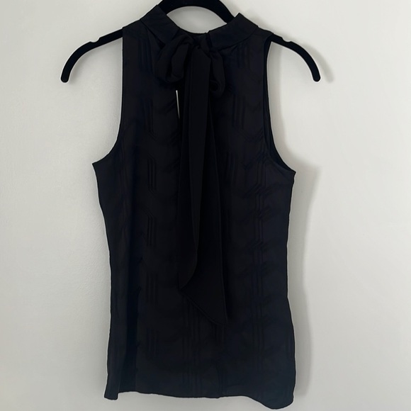 NWT THEORY Women's Silk Jacquard Sleeveless Tie Mock Shell Top Black size XS - Picture 3 of 5